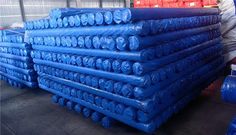A Blue Pe Tarpaulin tekercs tartós védelmet nyújt.