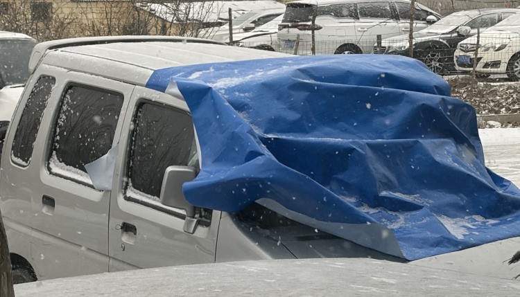 PE-ponyvák alkalmazása havas időben a járművek burkolatához